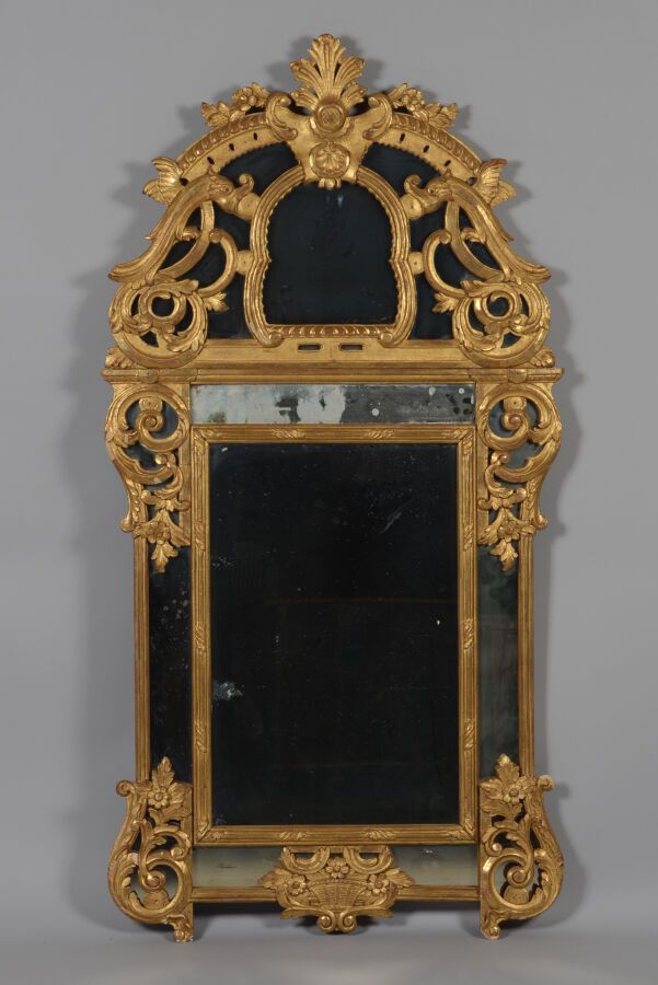 Null Gilded wood mirror with foliage decoration, the pediment decorated with dol&hellip;