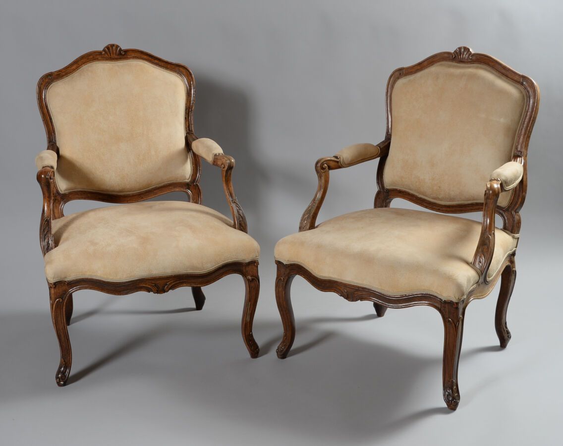 Null Paire de fauteuils à dossier plat « à la reine » en hêtre mouluré sculpté d&hellip;