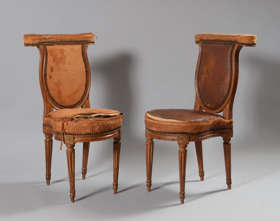 Null 
一对天然木质躺椅，锥形腿，带弧形凹槽。




路易十六时期




与上一批次相同的型号

在临时招标中出售，有可能在N°157,1下重聚。