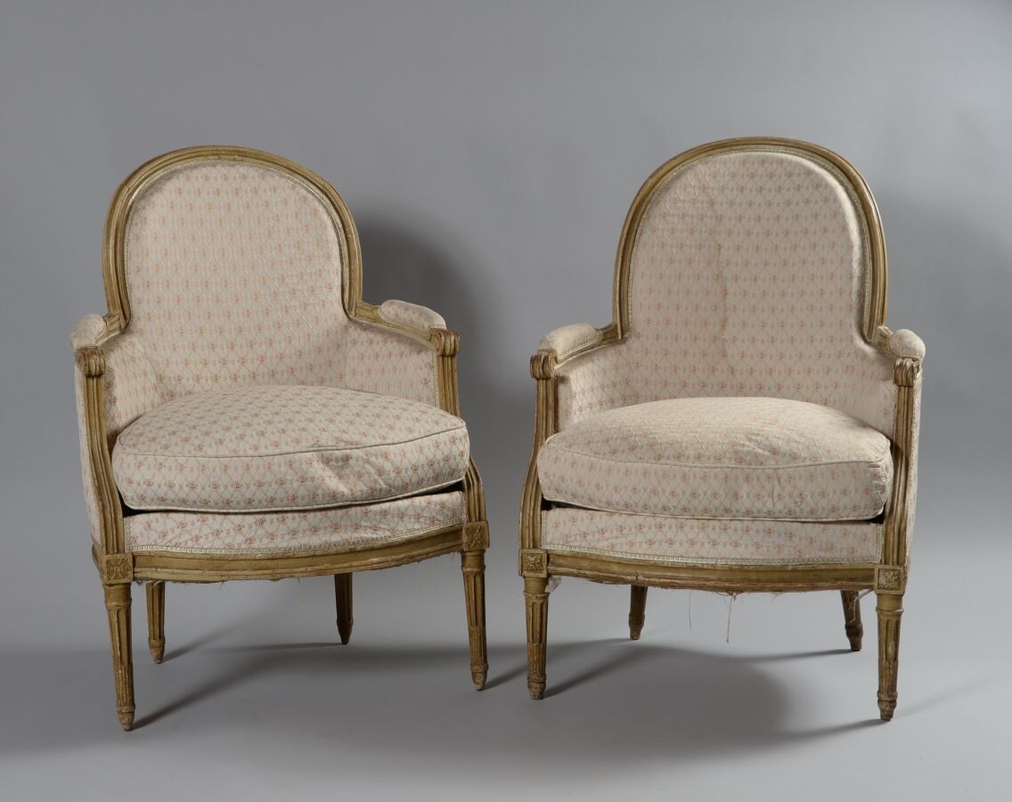 Null Pair of cabriolet bergères in cream-colored wood, molded and carved with ro&hellip;