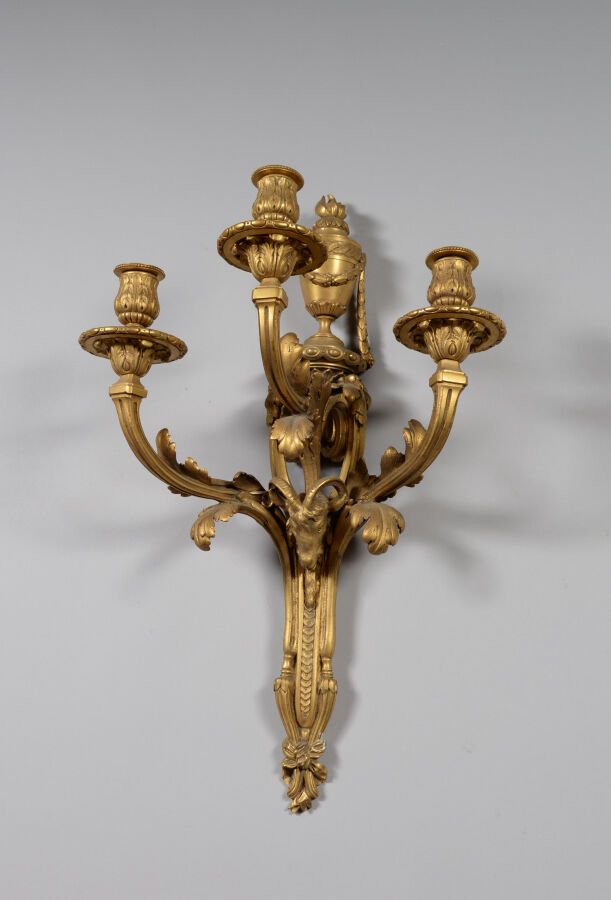 Null Applique en bronze doré à trois bras de lumières feuillagés, décor de tête &hellip;