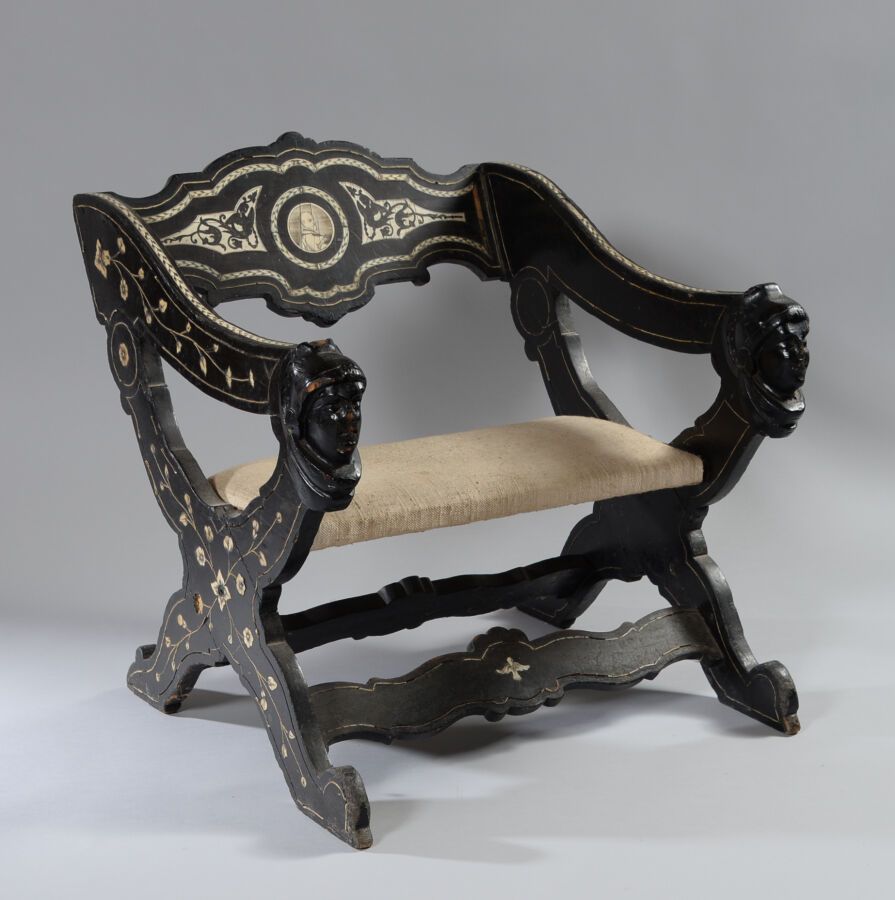 Null 一把发黑的木头，乌木贴面和象牙镶嵌的贡多拉扶手椅，上面装饰着鲜花，中间有一个代表男人的奖章。腿是X形的，扶手上雕刻着女人的头像。

威尼斯，19世纪
&hellip;