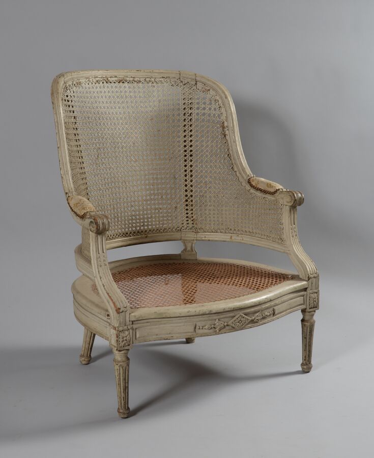 Null 一把灰色漆面木制藤条扶手椅，上面雕刻着玫瑰花，靠在有凹槽的锥形腿上。

路易十六时期