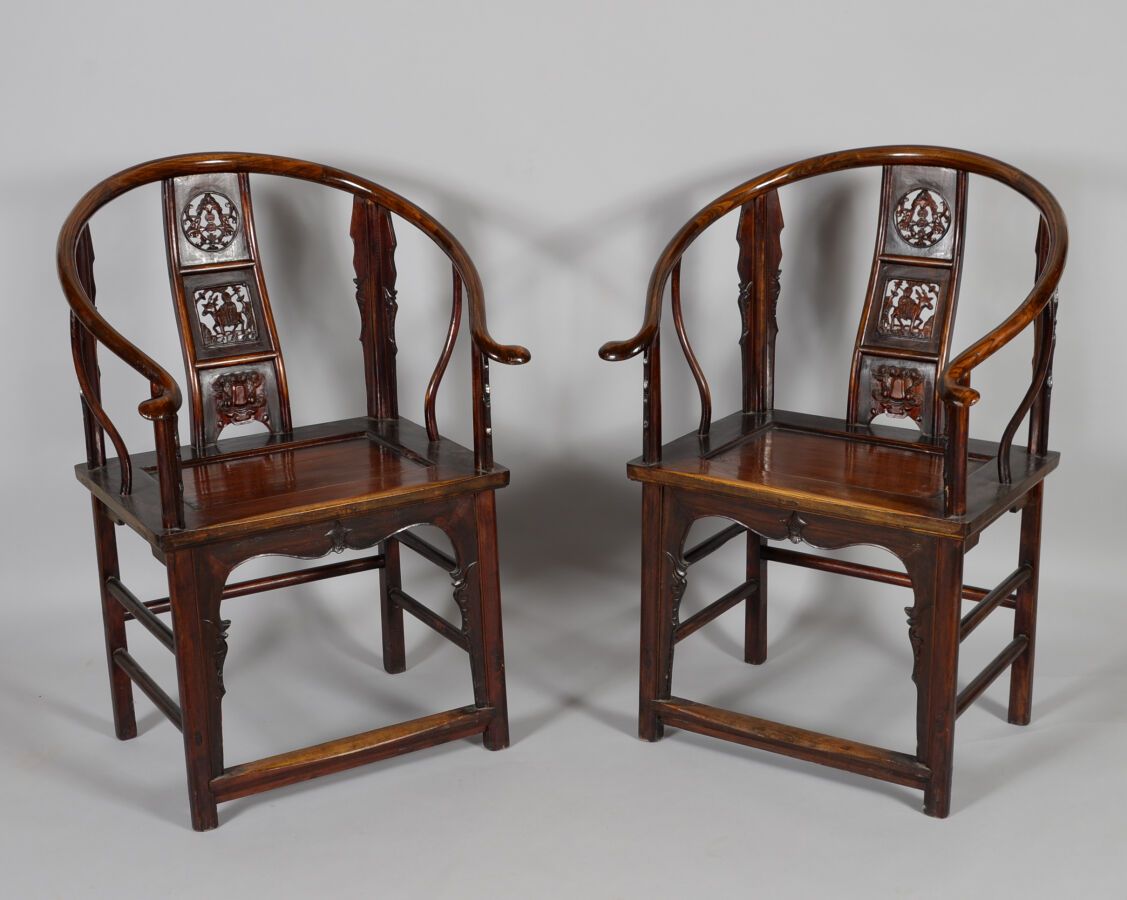 Null 中国

木材，非常好的使用光泽。

一对漂亮的大扶手椅，有 "马蹄形 "靠背，被称为 "罗圈腿"，扶手末端有回形纽扣，以便更好地坐着，弯曲的中央部分有&hellip;