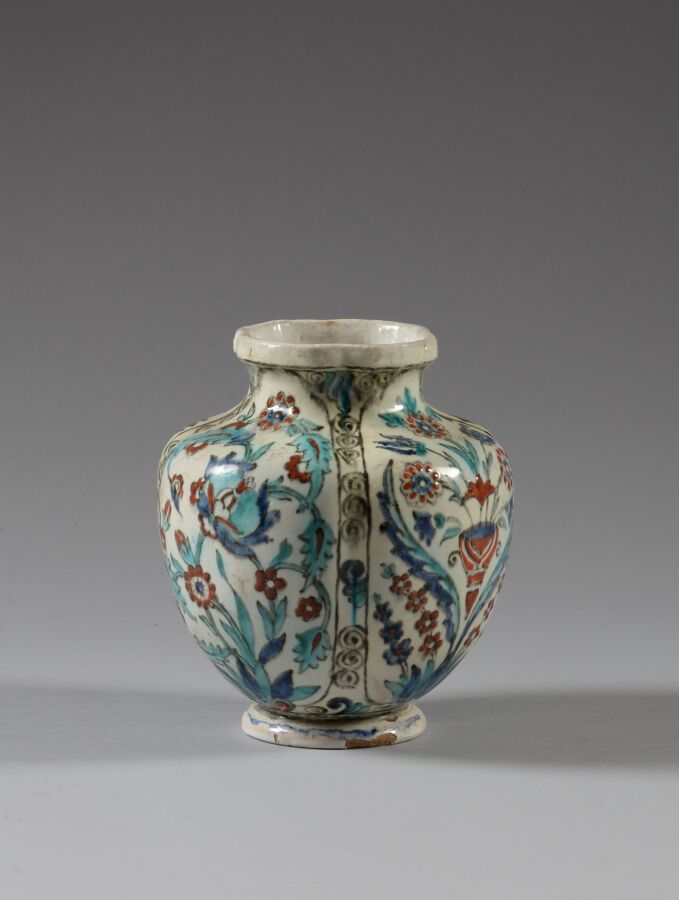 Null IZNIK QAJAR, Persien.

Emaillierte Vase, bemalt mit türkisfarbenen, blauen &hellip;