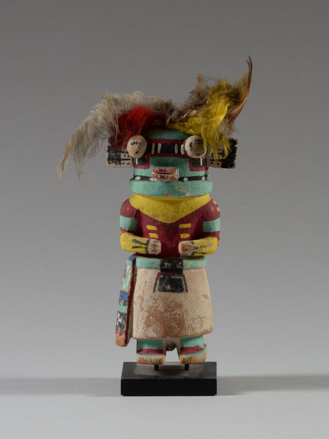 Null Kachina "Holi "娃娃，HOPI，美国亚利桑那州，美国。

彩绘木棉，羽毛，颜料，天然纤维。

注：玩偶被霍皮印第安人昵称为 "Holi"&hellip;