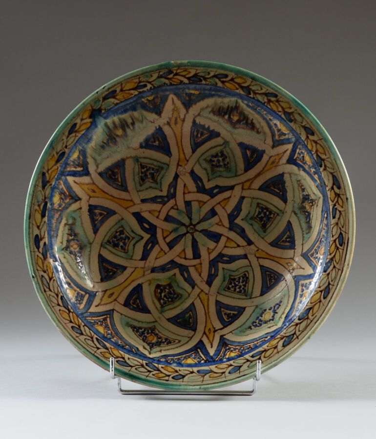 Null FES或MEKNES，摩洛哥。

陶器，釉面陶器。

"Ghotar"，一个放在基座上的大型圆形空心盘，用于在餐桌上展示食物。内部完全采用多色装饰，有&hellip;