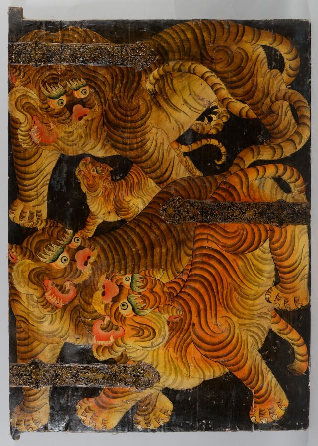 Null 翠贝特。

重要而古老的佛教寺院门，在木板上的帆布掩盖的是老虎的装饰。在西藏的图像学中，老虎代表了阳性原则的创造能力。

尺寸：173,5x121厘米&hellip;