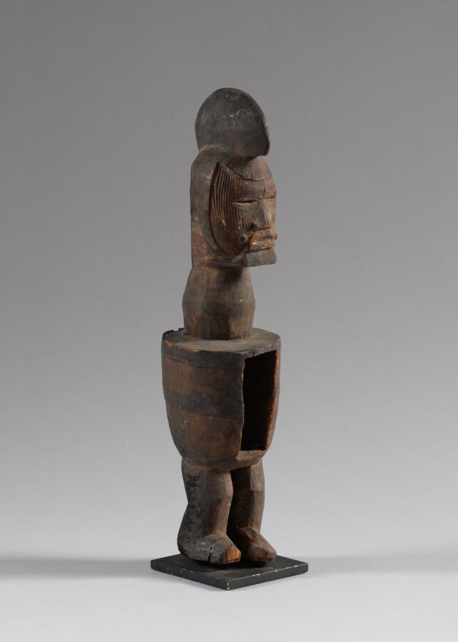 Null TEKE，刚果民主共和国。

木材，有使用过的痕迹。

Butti "魔法-宗教雕像的 "Ngâ或Nganga "治疗师，展示了一个没有手臂、腹腔中空&hellip;