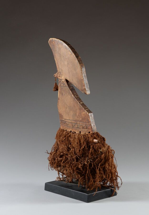 Null BUDJA，刚果民主共和国。

木材、篮子、植物纤维。

舞蹈纹章上有一个风格化的神话动物。在与狩猎和农业有关的节庆活动中，人们会穿上它。

高度：5&hellip;