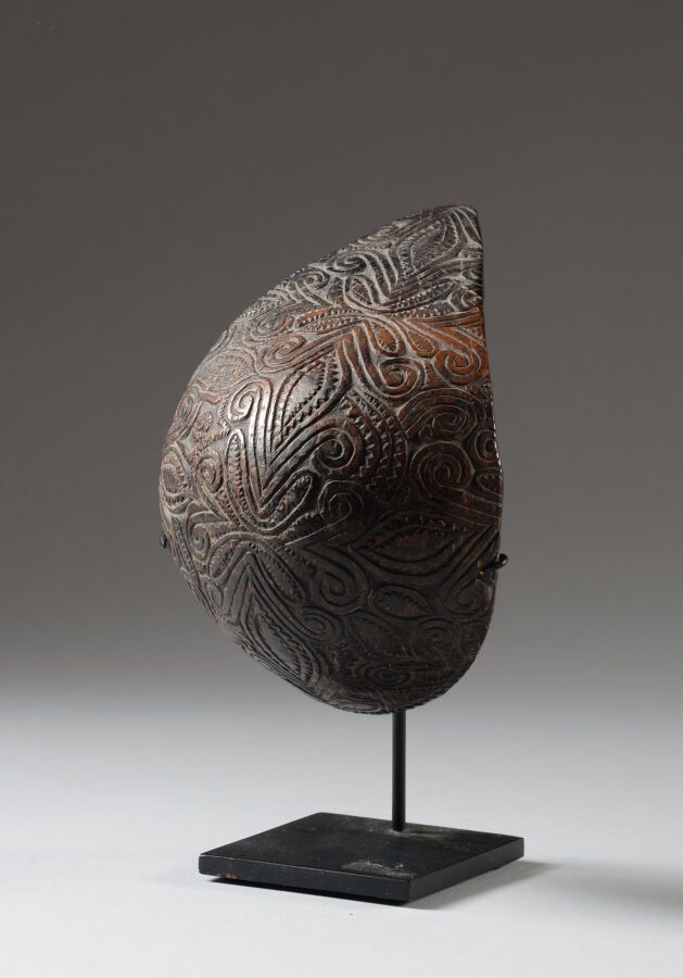 Null KWOMA, Washkuk, Papua New Guinea.

雕刻的杯子，以椰子壳为形状

精雕细琢的椰子壳，PNG

尺寸：15,5x11厘&hellip;