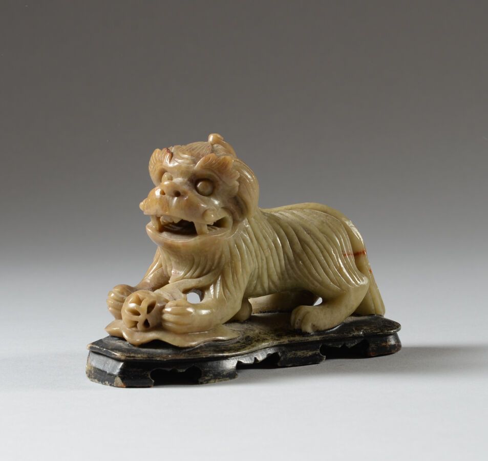Null CHINA.

Perro de Fô de piedra tallada que sostiene entre sus patas delanter&hellip;