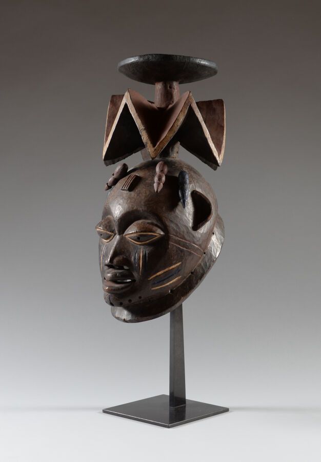Null YOROUBA, Nigeria.

Carved and notched hardwood, polychrome pigments.

Mask-&hellip;