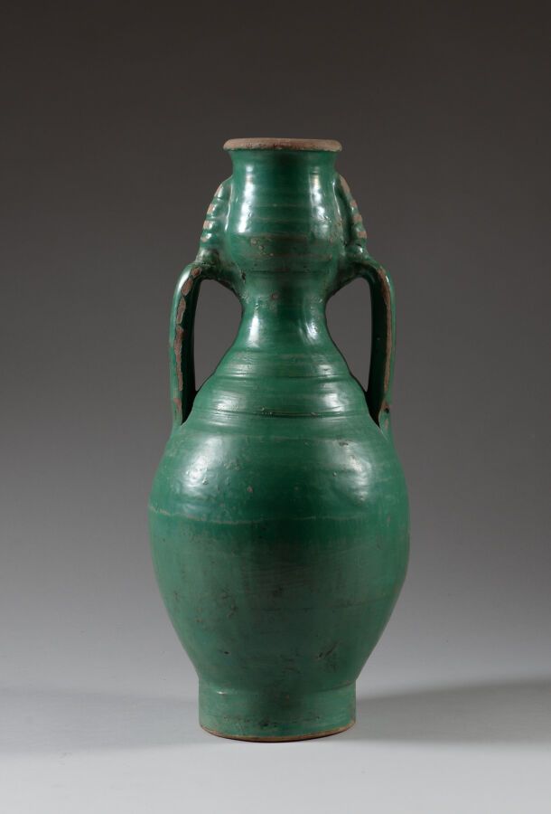 Null BERBER, Marocco.

Vaso ad anfora in ceramica smaltata verde.

Altezza: 46 c&hellip;