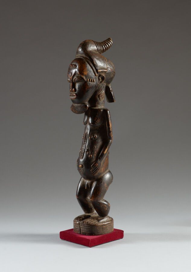 Null 象牙海岸，BAOULE。

雕刻和刻痕的木头，深棕色的铜锈

来自 "Blolo Bian "之外的丈夫雕像，代表一个站立的男性形象，雕塑质量高。

&hellip;