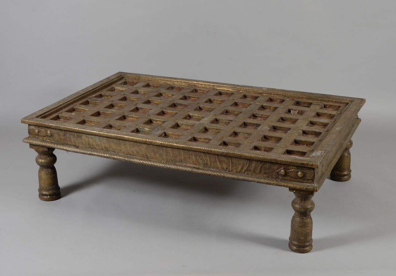 Null 印度/巴基斯坦。

大型长方形咖啡桌，木质，覆盖着黄铜。顶部是多隔间。

尺寸：136x90x40,5厘米。

磨损和撕裂。