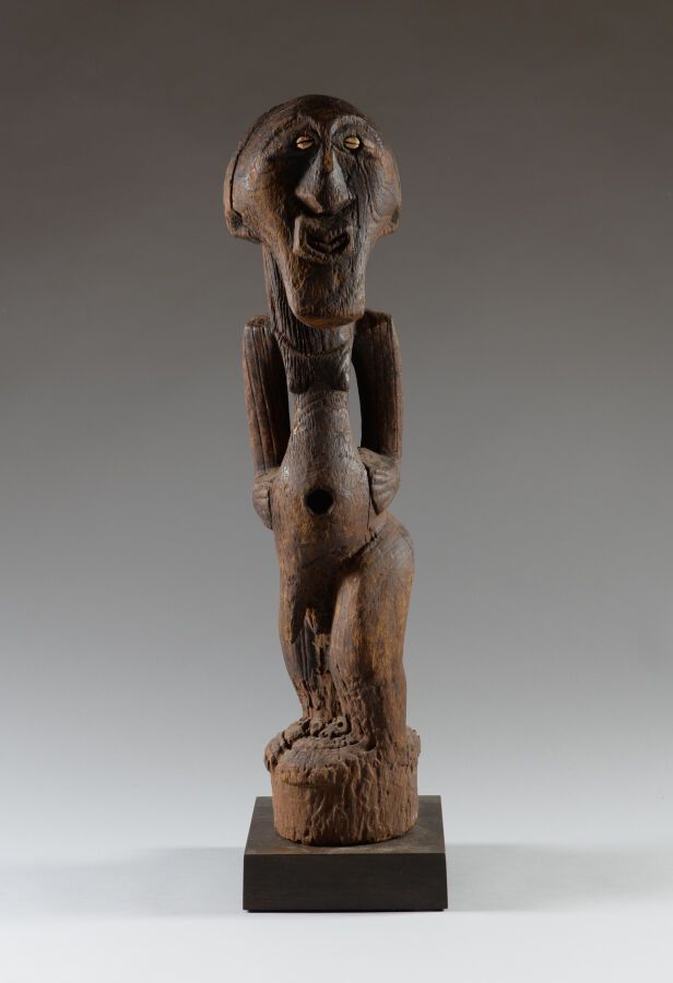Null 刚果民主共和国，松耶。

木头，使用过的古色古香，海牛壳

大型男性保护雕像 "Nkishi "的特点是：从脚到肩膀的扭曲，威严的下巴和镶有牛眼的眼睛&hellip;