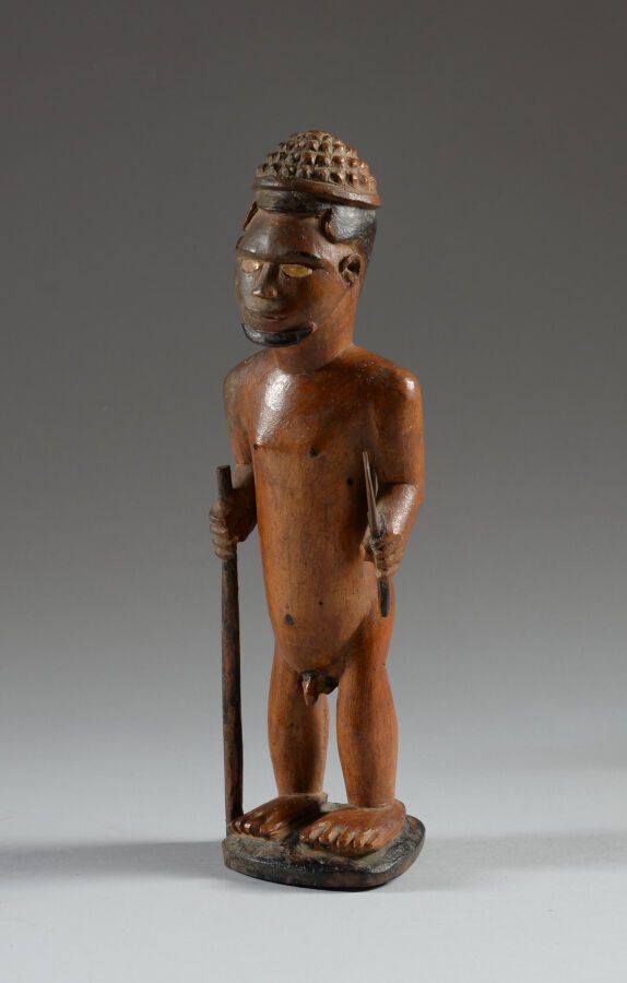 Null 刚果民主共和国，BEMBE。

木头，陶器，美丽的浅棕色铜锈。

在 "Statuaire Babembe "一书中被整页转载，这个保护性雕像表现了一&hellip;