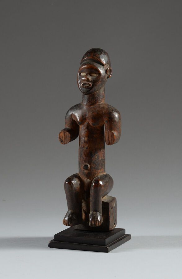 Null 刚果民主共和国，BEMBE。

硬木，深棕色铜锈，陶器。

具有魔法功能的雕像，代表一个坐在胸部的男性形象，眼睛是由陶器碎片制成的，躯干上没有伤痕。这&hellip;