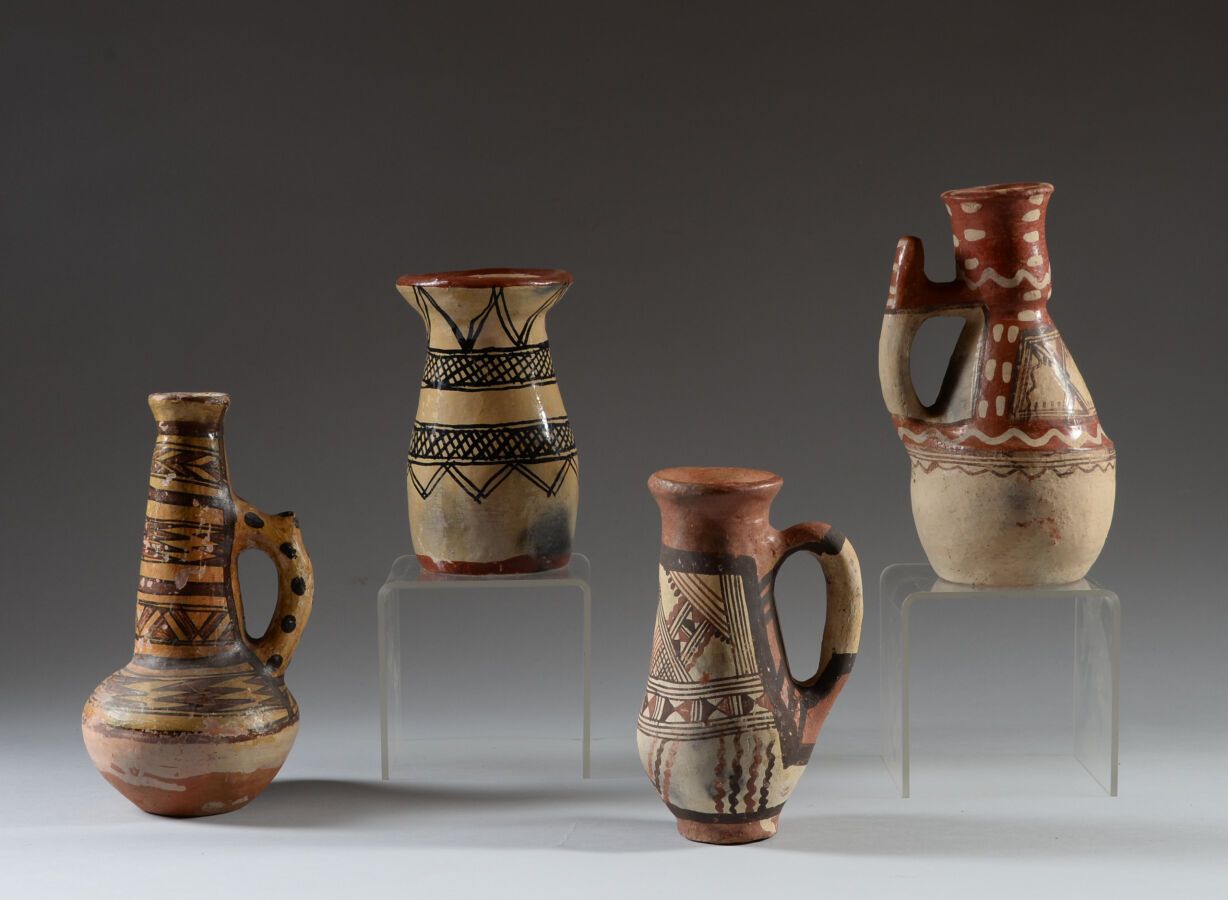 Null AIT MAHMOUD, 卡比利亚，阿尔及利亚。

四个古代陶器'阿克布斯'壶，平底，球形侧面和垂直把手。这种类型的锅是用来打水的。

高度：18厘米&hellip;