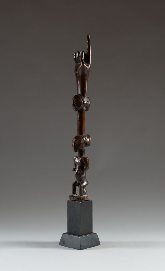 Null HEMBA，刚果民主共和国。

木头，美丽的红色铜锈。

权杖上有叠加的人像，最后是一只举起手指的手，表达了国王的占卜能力。

高度：47厘米。

裂&hellip;