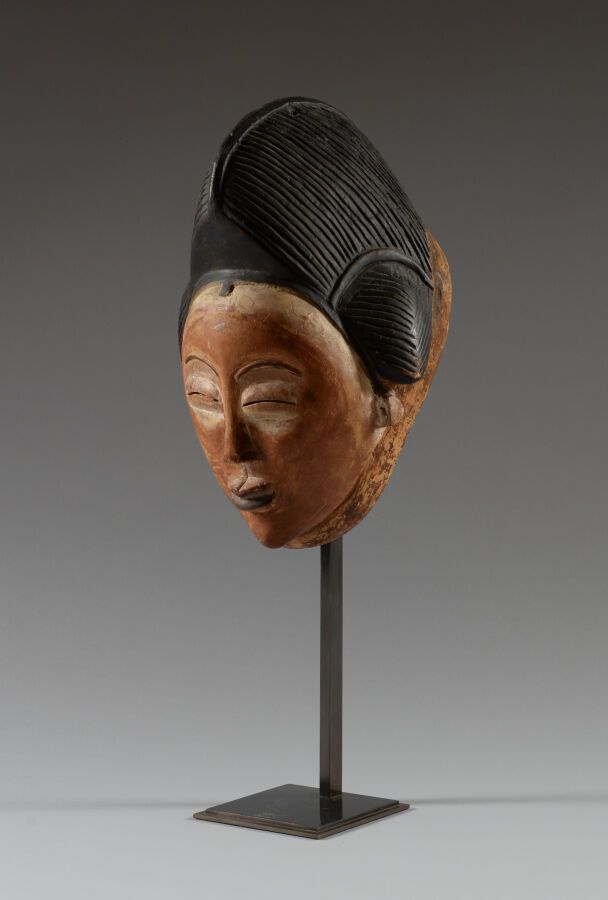 Null PUNU, Gabun.

Holz, natürliche Pigmente.

Weibliche "Okuyi"-Maske mit einem&hellip;