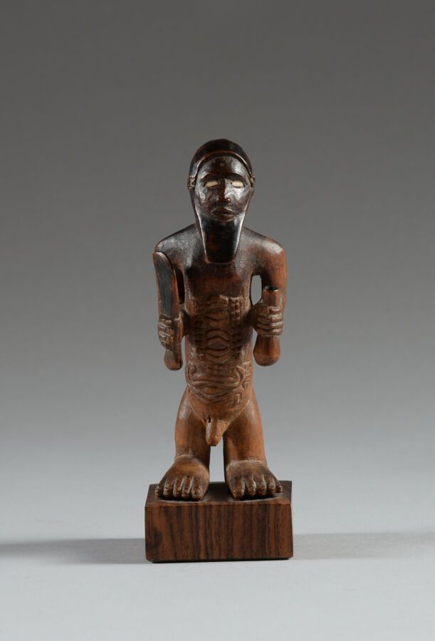 Null 刚果民主共和国，BEMBE。

木头，棕色铜锈，陶器。

具有魔法-宗教功能的雕像，代表一个站立的男性形象，修长的躯干上装饰着精心制作的疤痕，右手拿着&hellip;