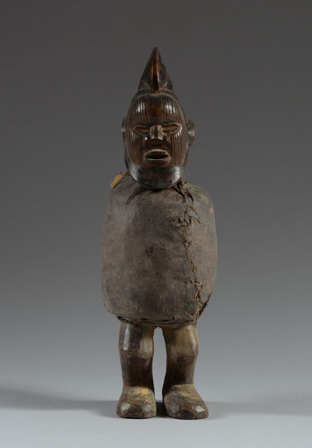 Null TEKE，刚果民主共和国。

硬木，深棕色的古铜色，有魔术效果。

重要的 "布提 "雕像，半弯的腿和身体被其神奇的电荷包裹着。

 20世纪初。

&hellip;