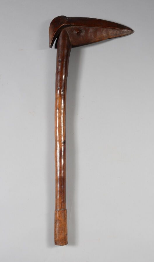 Null 卡纳克，新喀里多尼亚。

木头，使用后的褐色铜锈，有光泽的反射。

鸟嘴的战斗俱乐部。

20世纪初。

长度：66.5厘米。

磨损和撕裂。