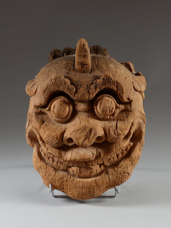 Null NEPAL.

Einhörnige "Khroda"-Maske aus verwittertem Holz.

Höhe: 39 cm. Larg&hellip;