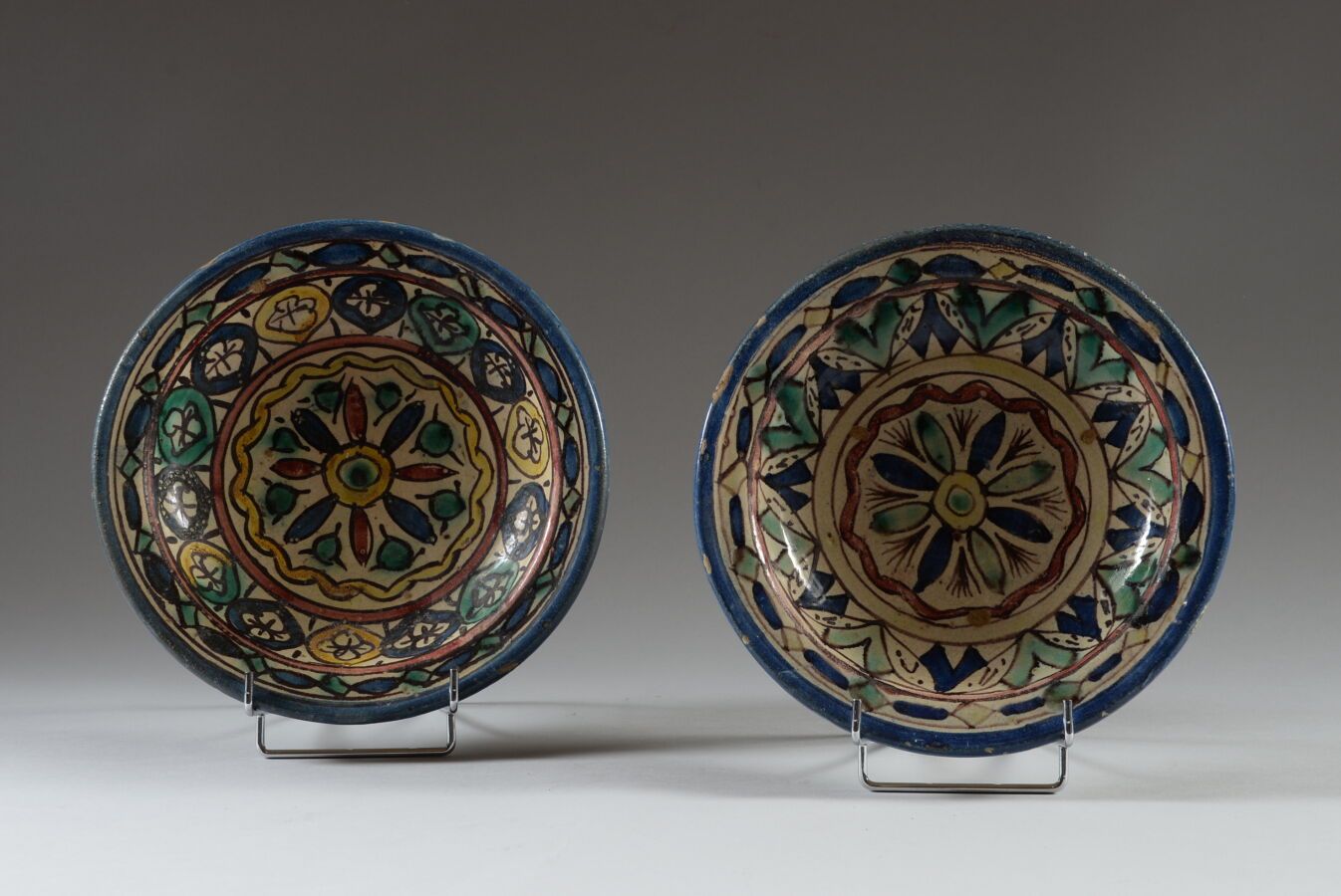 Null FES，摩洛哥。

陶器，釉面陶器。

两个古老的 "Ghotar "盘子放在基座上，用于展示食物。内部完全有一个美丽的多色装饰的衬里。

20世纪初&hellip;