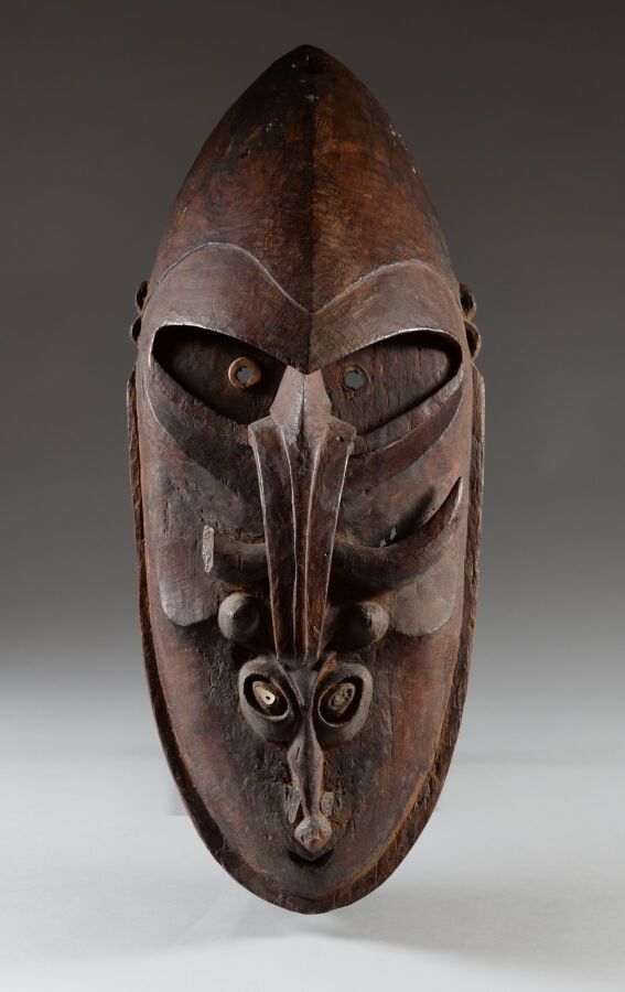 Null MURIK，下塞皮克，巴布亚新几内亚。

厚重的硬木，有强烈的铜锈，外壳。

戴着猪獠牙的始祖的吹嘘面具。胡子延伸成一个复杂的放大图，图案很特别。

&hellip;