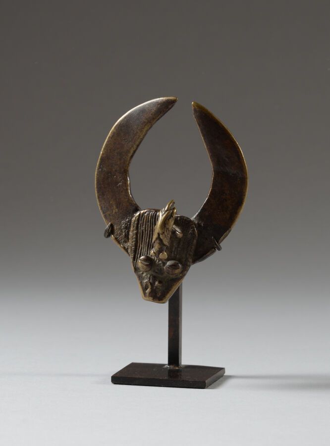 Null SENOUFO, Elfenbeinküste.

Bronze, Patina nach Gebrauch.

Ring mit dem Kopf &hellip;