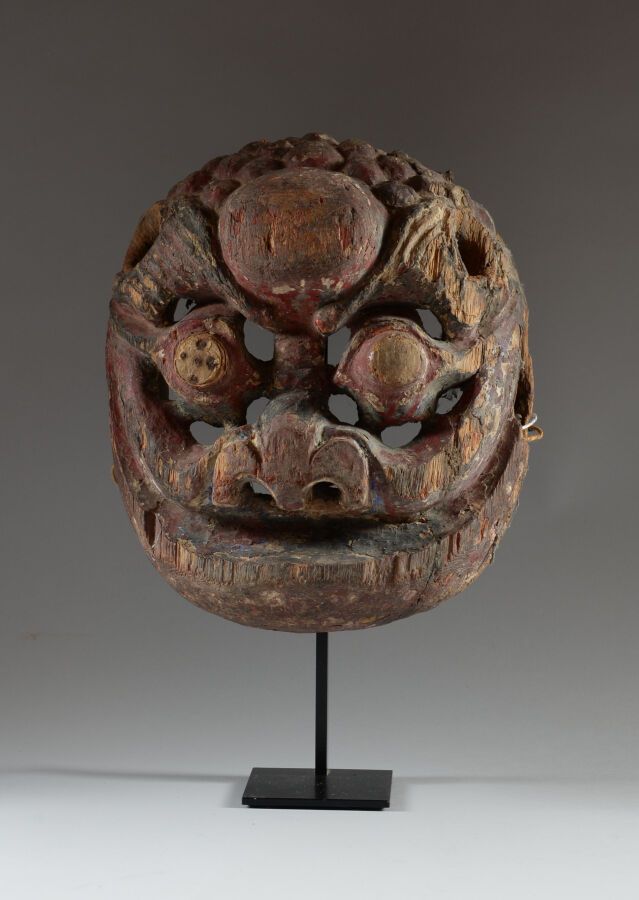 Null Khroda "保护神的面具，尼泊尔。

木头，古代多色颜料。

高度：34.5厘米。宽度 : 29 cm

修复和磨损。

出处：M和Mme Roi&hellip;