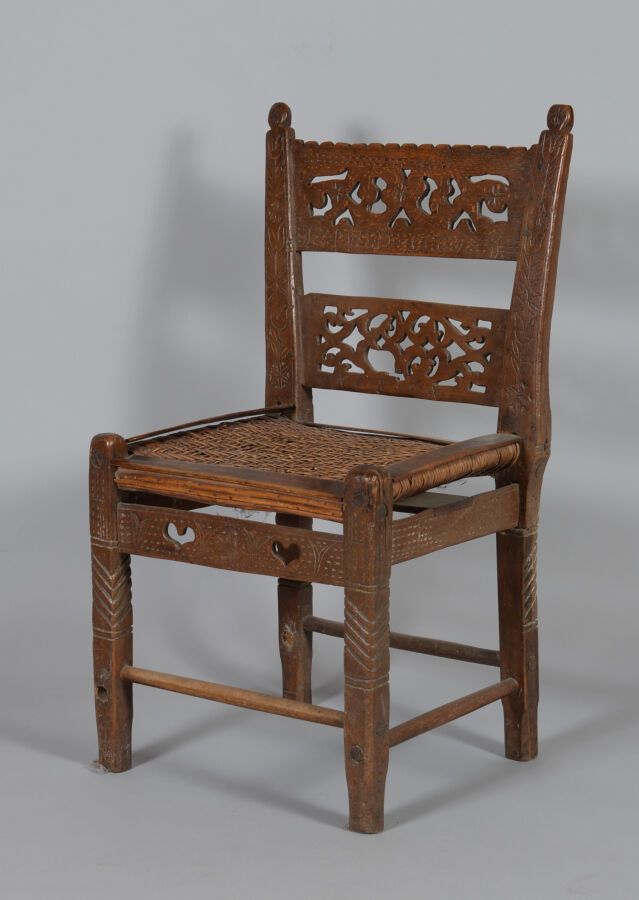 Null 印度。

木椅，直背上装饰有镂空的图案，座椅上有藤条。

 尺寸：92x53,5x43厘米。

小事故和缺失的部分。