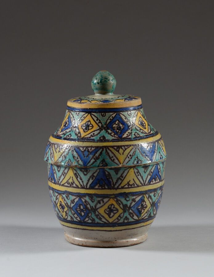 Null FES，摩洛哥。

陶器，多色釉。

有盖的 "Jobbana"，有丰富的多色装饰，盖子上有绿色旋钮。它被用于保存黄油和脂肪。

1900年左右。

&hellip;
