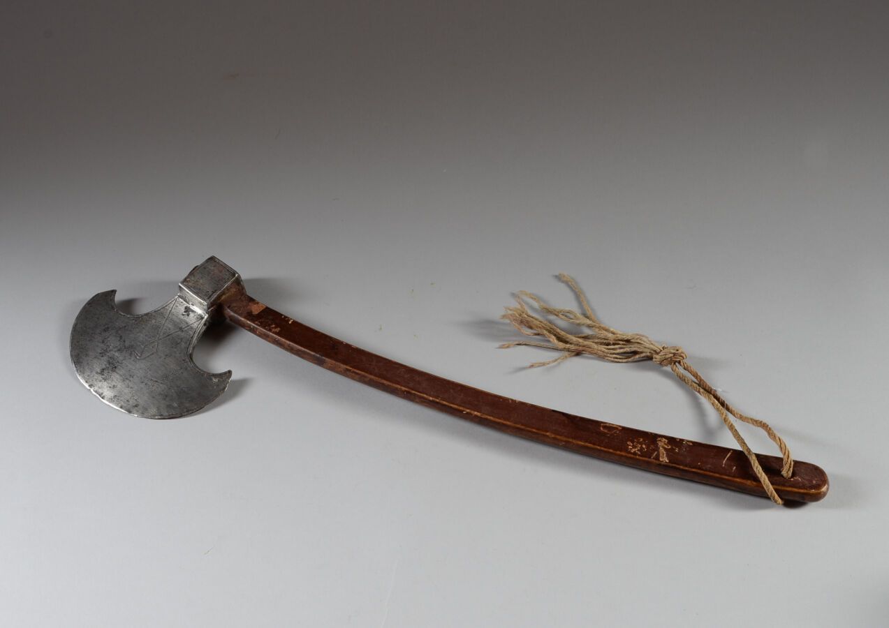 Null 印第安人，加拿大和美国的南部边界。

刻有鸟类图案的古老锻铁斧头

木头，后来是绳索。使用时的旧斑纹。

高度：57厘米。宽度：14厘米。
