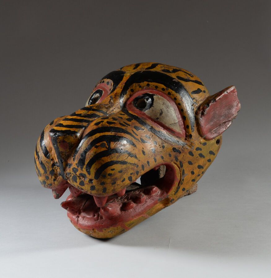 Null 墨西哥，纳华。

硬而重的油漆木。

来自 "Tecuanes "舞蹈的面具，表现了一个在黄色背景上有黑色斑点的老虎头，嘴里张着獠牙。

尺寸：36x&hellip;