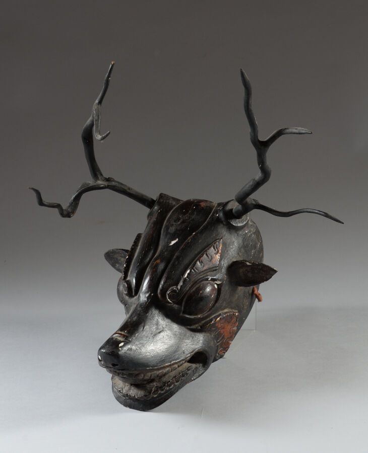 Null 不列颠/不丹。

壮观的变型木制面具，雕刻着一只鹿的形象，有可拆卸的木制角。这种面具是由祭祀人员在佛教舞蹈中佩戴的。

20世纪的前三分之一。

尺寸&hellip;