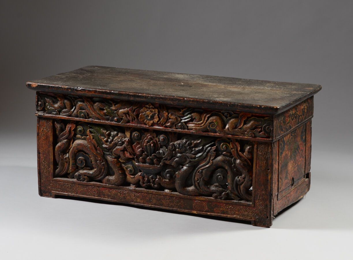 Null TIBET

Carved, lacquered and painted wood, patina of use.

Table with stora&hellip;
