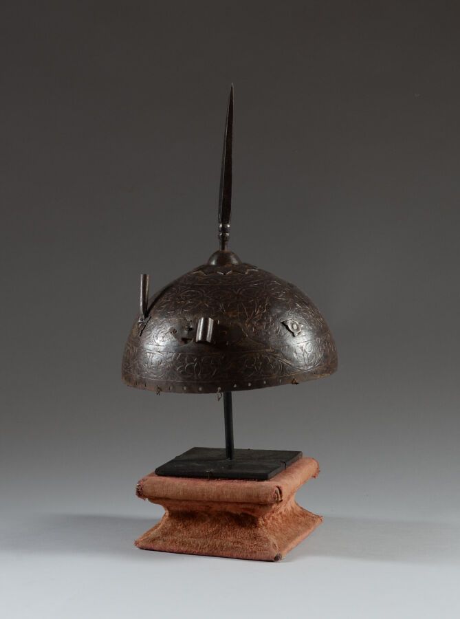 Null 伊朗。

铁凿和雕刻的叶子

卡扎尔风格的 "Kulah Khud "头盔，在 "Ta'ziya"（纪念伊玛目侯赛因殉难的仪式）中佩戴。

它缺少鼻腔&hellip;