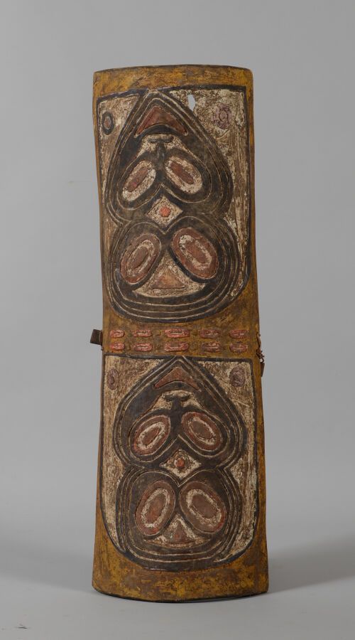 Null 上塞皮克，巴布亚新几内亚。

木制战盾上绘有四个风格化的面具。

高度：102.5厘米。宽度：34.5厘米。

小事故。