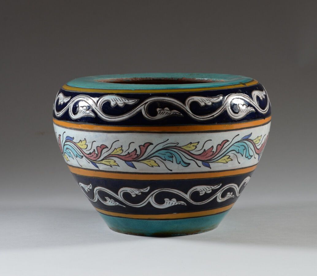 Null 图尼西亚。

彩绘陶瓷花瓶或罐子，带有多色珐琅。

背面有一个艺术家的印章。

尺寸：19x26厘米。

刮伤。