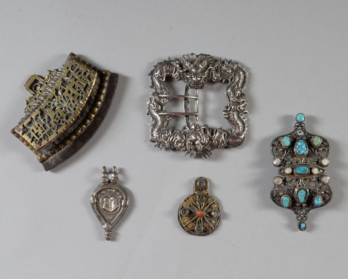 Null 提贝特/中国。

拍品包括一个西藏打火机（9.5x6厘米），一个皮带扣（8.5x8厘米）和三件带有绿松石和红珊瑚凸圆形宝石的珠宝。

出处：M和Mme&hellip;