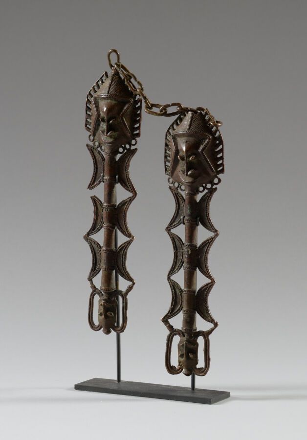 Null 尼日利亚，奥博尼。

青铜或其他铜合金，有使用的铜锈。

罕见的一对伊丹-奥舒格博的拟人化形象。奥格尼社会的成员将它们戴在脖子上，他们一起工作以确保社&hellip;