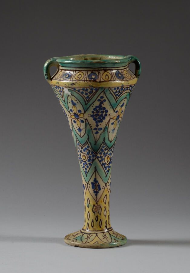 Null FES, Marokko.

Vase aus polychromem Steingut, die an der Basis schmal ist u&hellip;