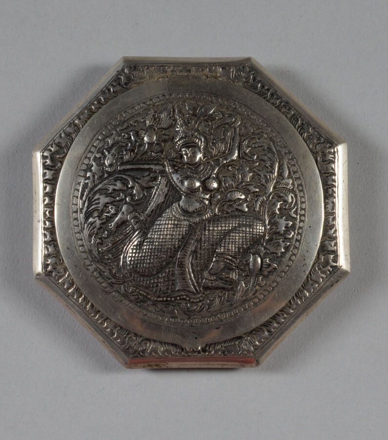 Null Puderdose aus Silber, THAILAND.

Dim: 9x9 cm.

Herkunft: Collection M et Mm&hellip;