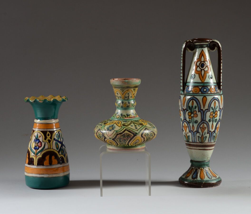 Null 图尼西亚。

陶器，多色珐琅彩。

一个Nabeul的amphora花瓶（30.5厘米 - 底部胶合），一个Nabeul的花瓶（18.5厘米），一个长&hellip;