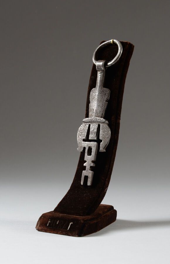 Null 来自霍加尔的TOUAREG。

罕见的 "Tasassarut "船帆钥匙由钢制成，带有强烈的铜锈，它是挂在船帆一端的装饰性元素，作为配重。

19世&hellip;