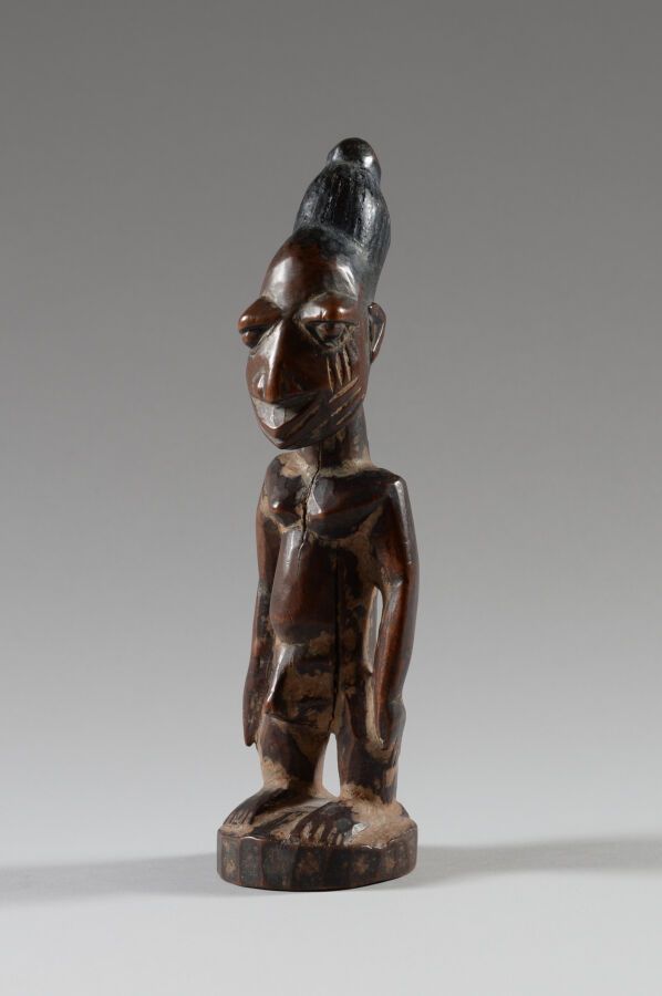 Null 尼日利亚伊格博米纳的YORUBA。

木质，美丽的棕褐色铜锈。

Ibeji "双胞胎崇拜的雕像，有一个站立的男性形象。

20世纪的前三分之一。

&hellip;